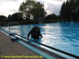 Beckenreinigung durch Taucher Stadensen 2010